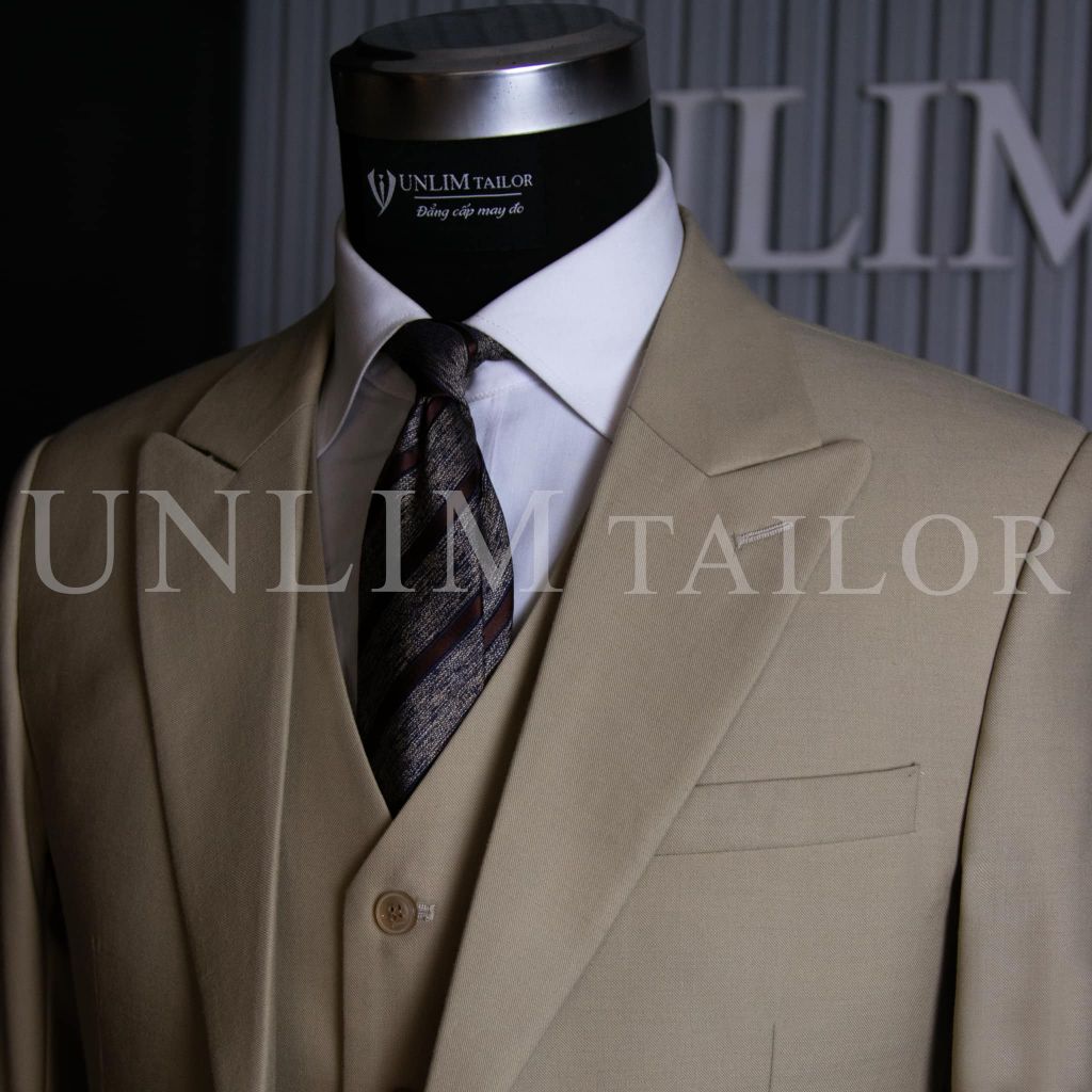 Suit 3 Mảnh Màu Be Quần Đen Cổ Nhọn