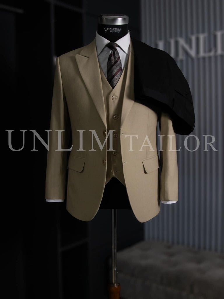 Suit 3 Mảnh Màu Be Quần Đen Cổ Nhọn