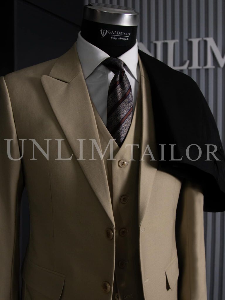 Suit 3 Mảnh Màu Be Quần Đen Cổ Nhọn