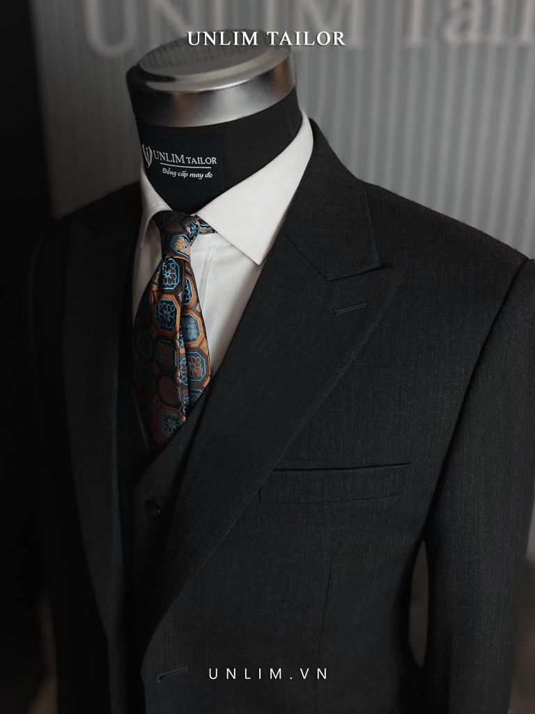 Suit Xám Tối Cổ Nhọn Hai Hàng Khuy
