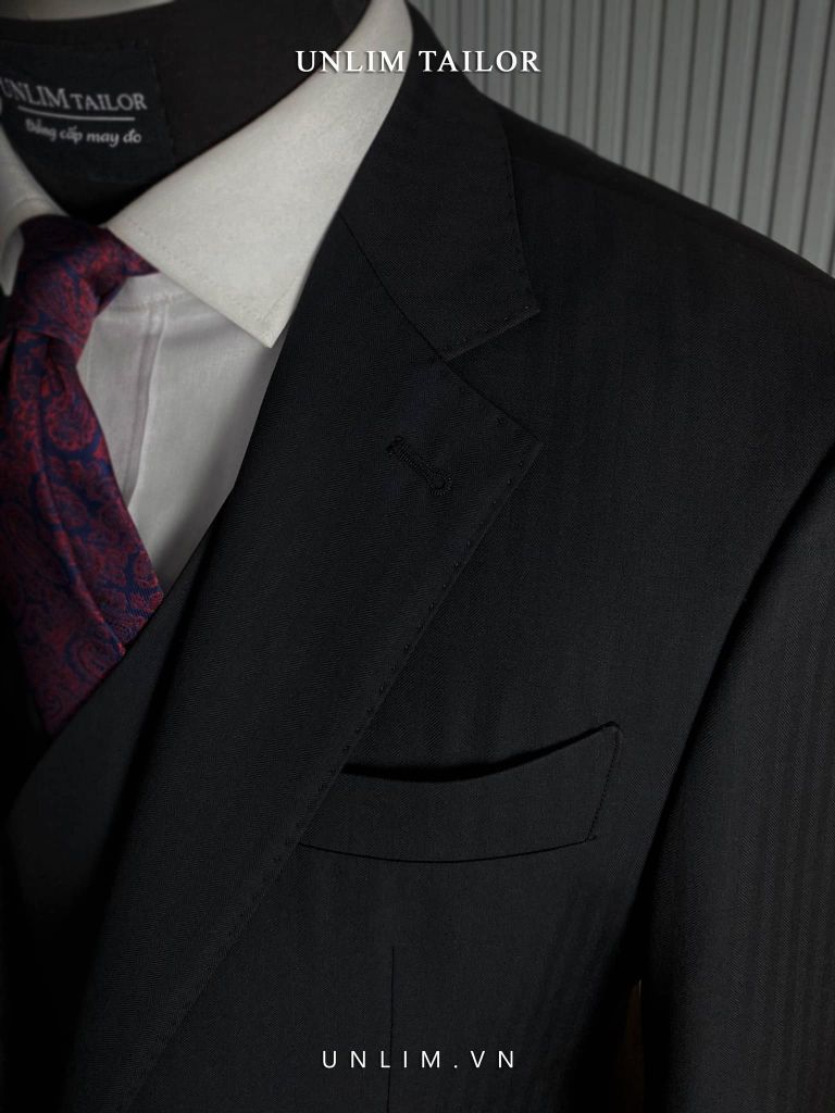Suit Đen Kẻ Sọc Vân Nổi