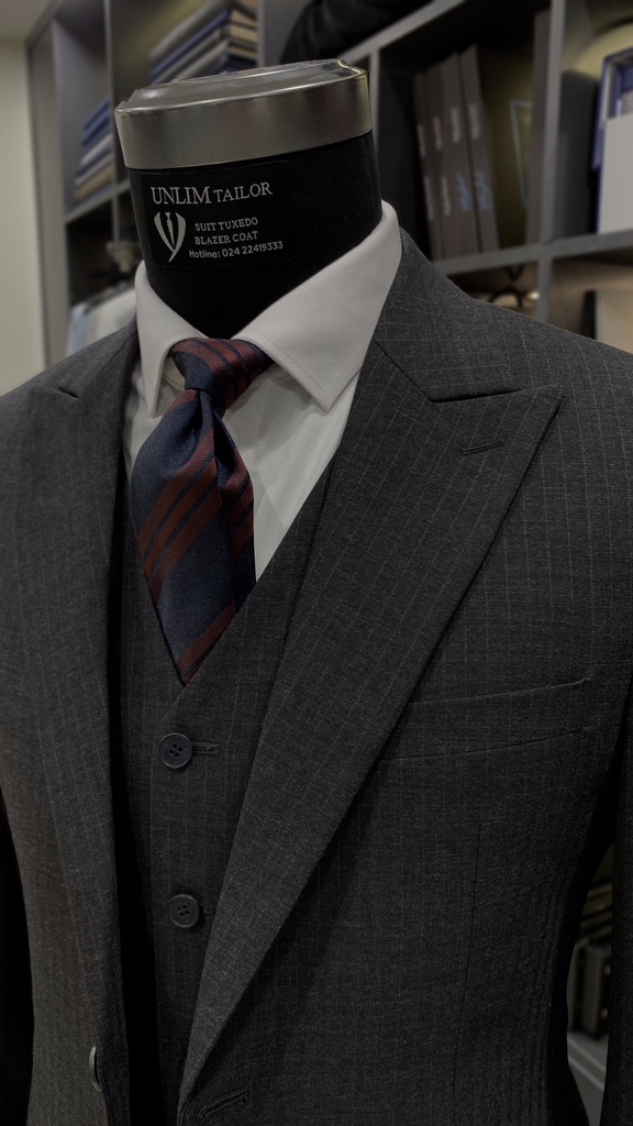 Suit Xám Tối Hoạ Tiết Kẻ Sọc