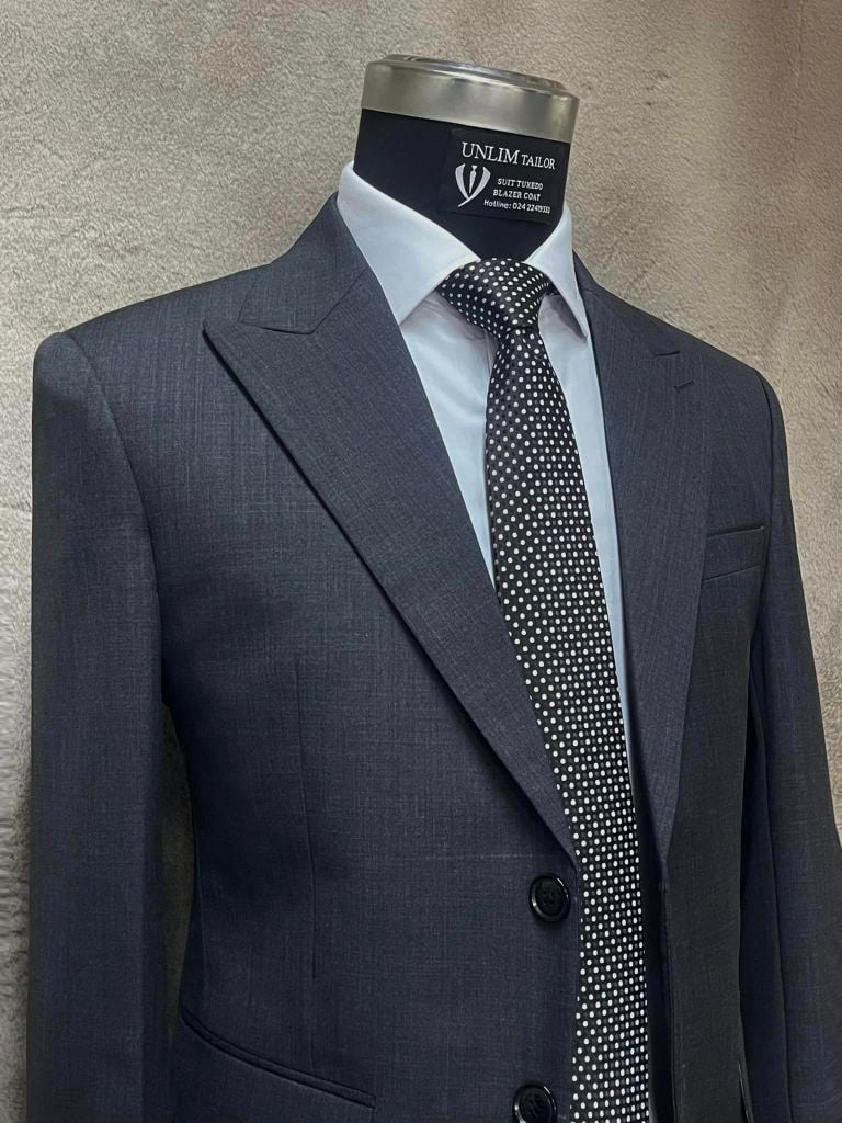 Suit Xám Tối Cổ Nhọn