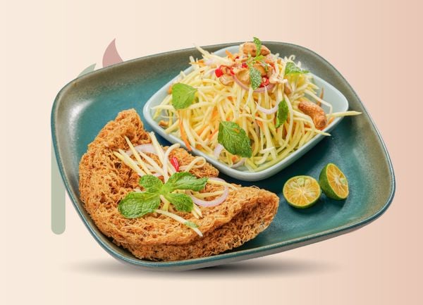  Gỏi Xoài Xanh Với Cá Trê Chiên Giòn 