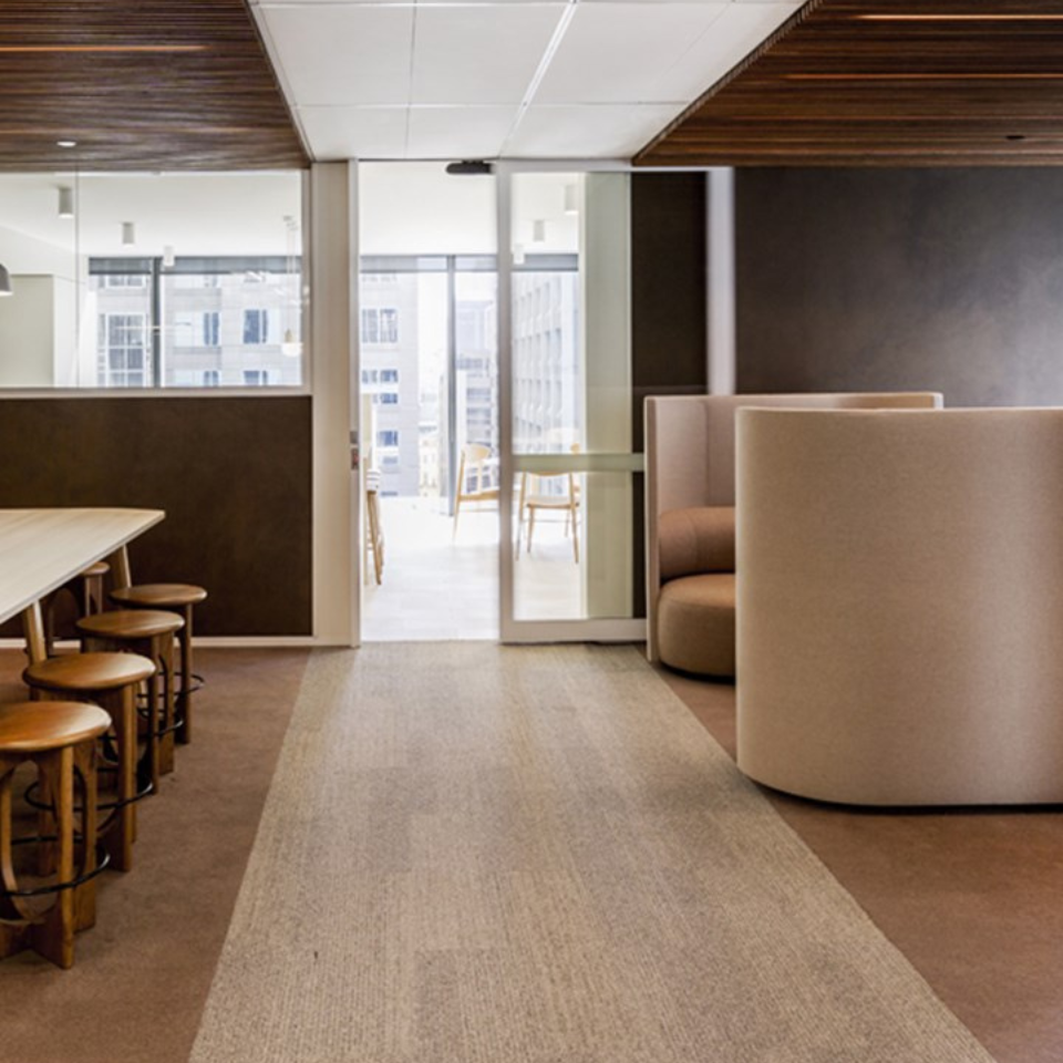 KISSEN High Table / Zenith