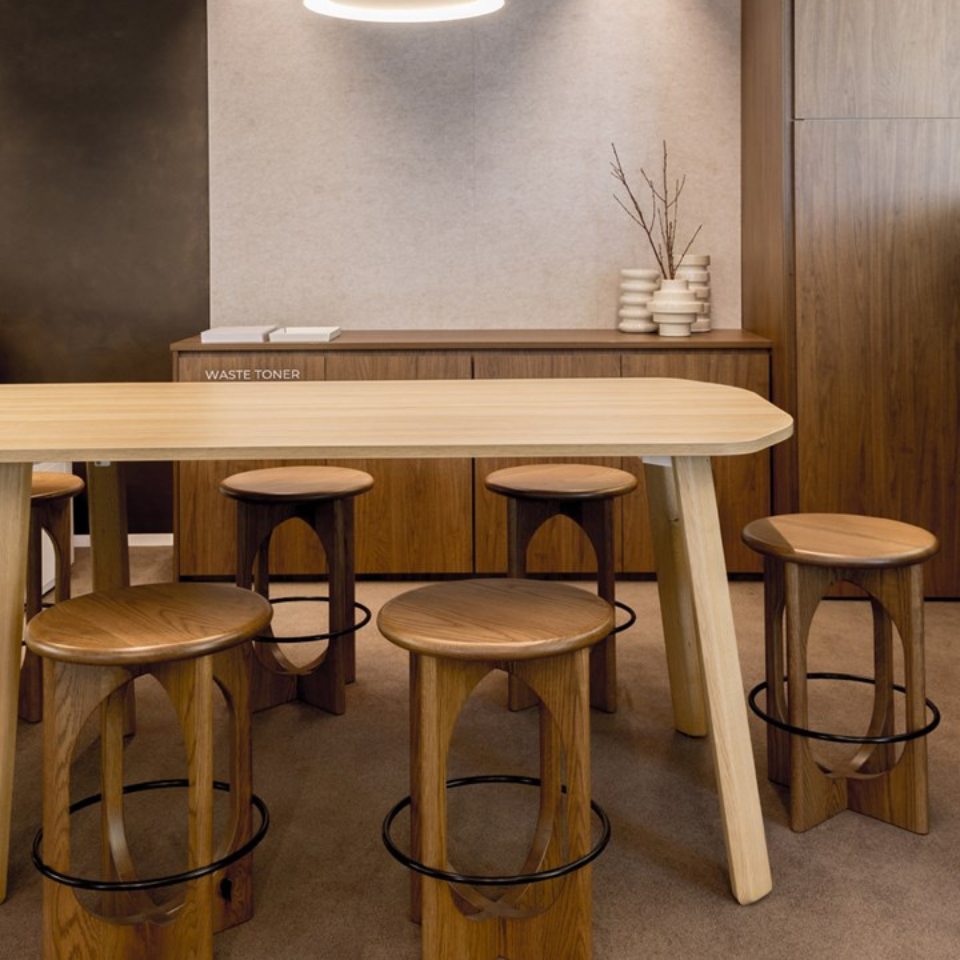 KISSEN High Table / Zenith