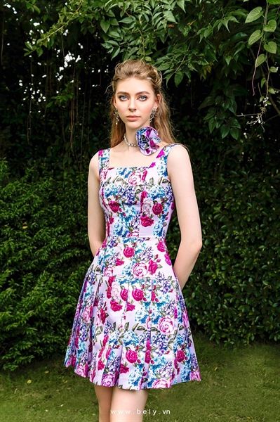 V1024 - Váy đầm sát nách thiết kế cổ u xếp ly