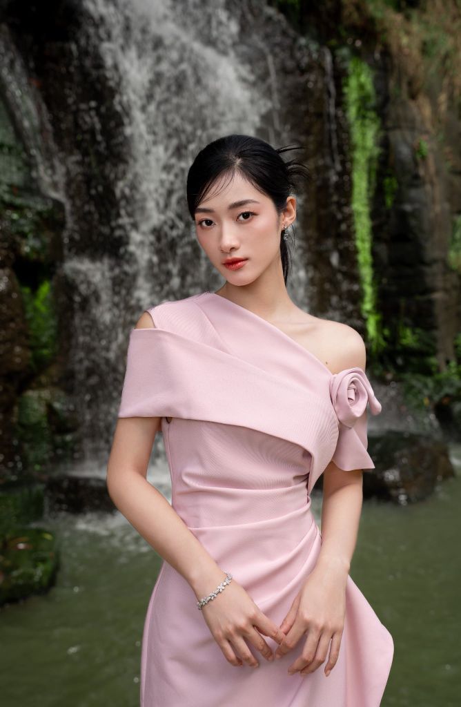 ĐẦM TRỄ VAI DRAPING HOA NỔI CV0007