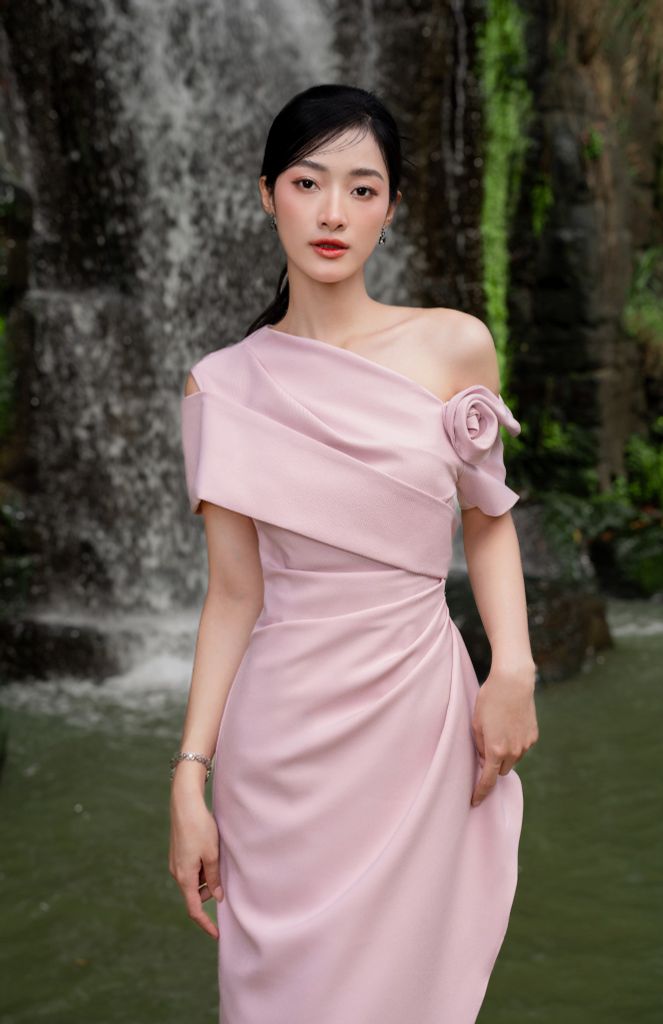 ĐẦM TRỄ VAI DRAPING HOA NỔI CV0007