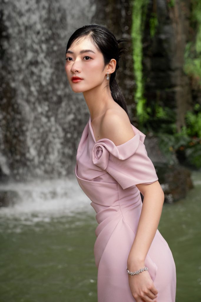 ĐẦM TRỄ VAI DRAPING HOA NỔI CV0007