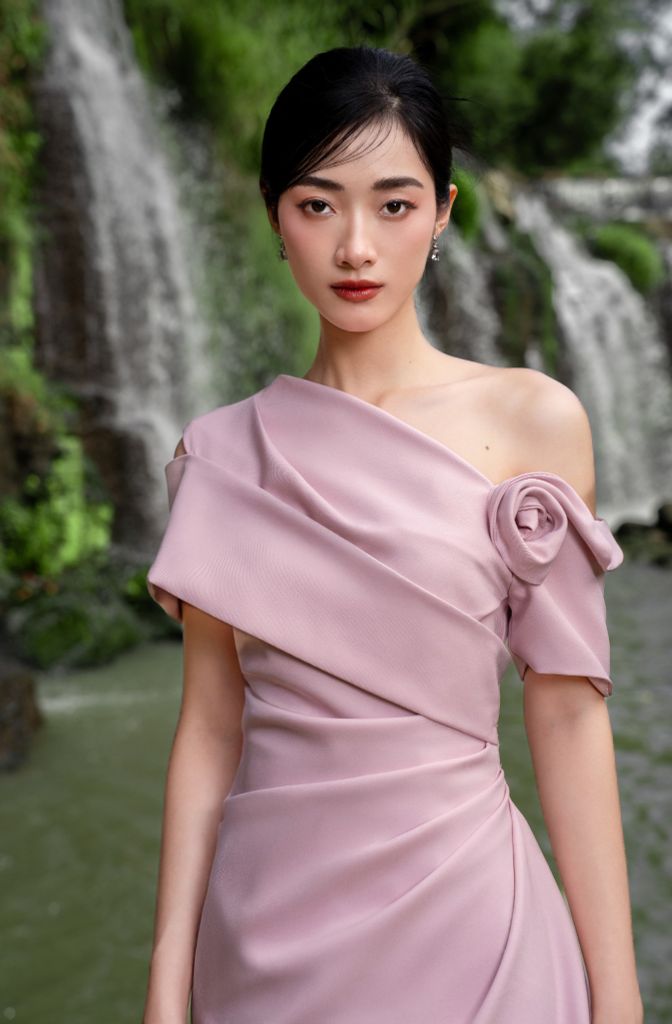 ĐẦM TRỄ VAI DRAPING HOA NỔI CV0007