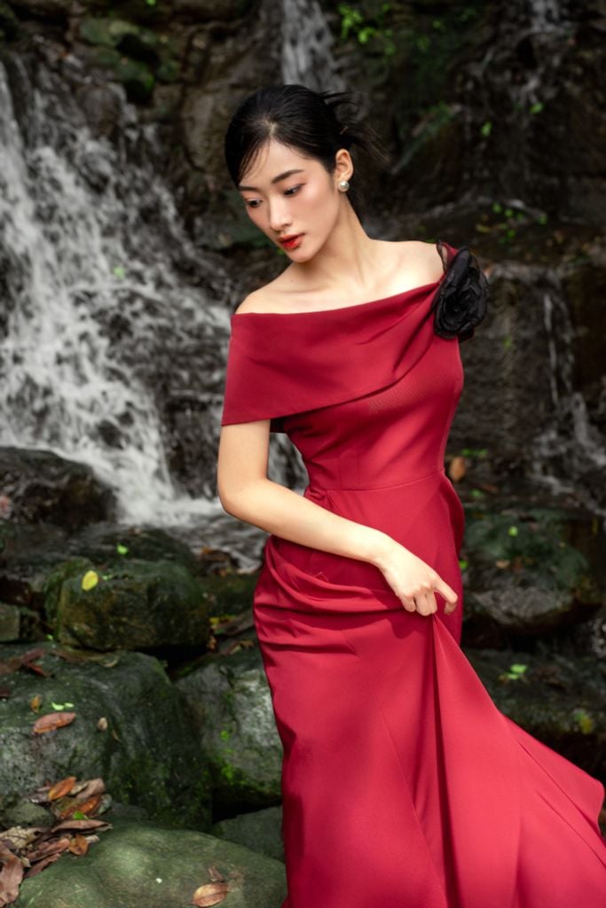 V1063 - Váy đầm thiết kế trể vai , bèo lượn thân dưới