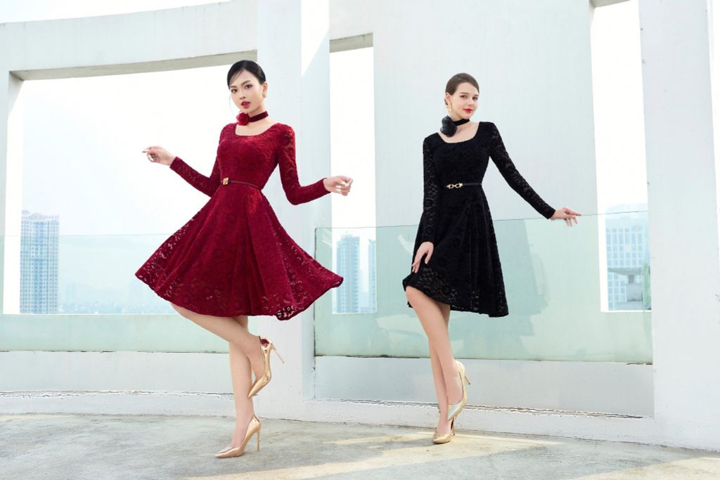 ĐẦM NGẮN DÁNG XÒE, TAY DÀI PHỐI CỔ CHỮ U V1093
