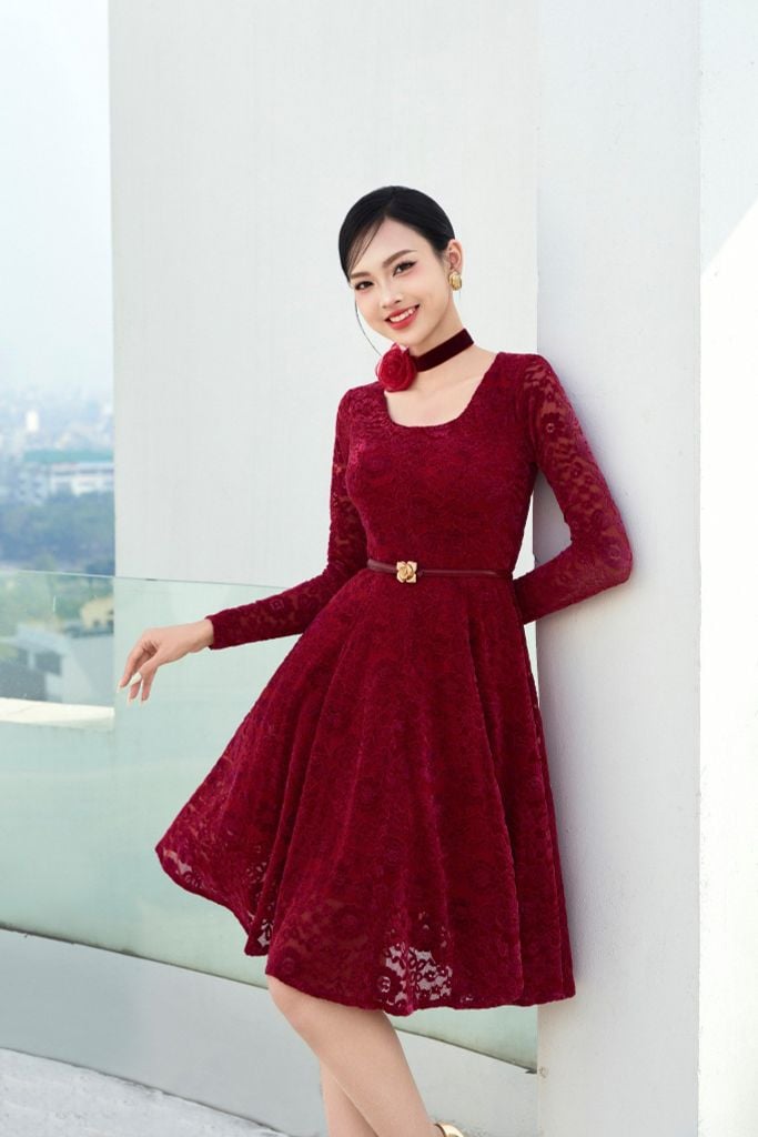 ĐẦM NGẮN DÁNG XÒE, TAY DÀI PHỐI CỔ CHỮ U V1093