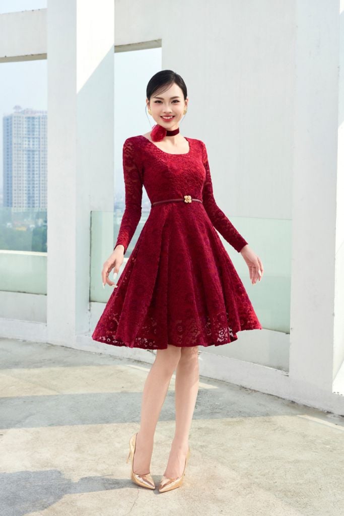 ĐẦM NGẮN DÁNG XÒE, TAY DÀI PHỐI CỔ CHỮ U V1093