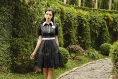 ĐẦM NGẮN CỔ ĐỨC DÁNG XOÈ TAY BỒNG V1086