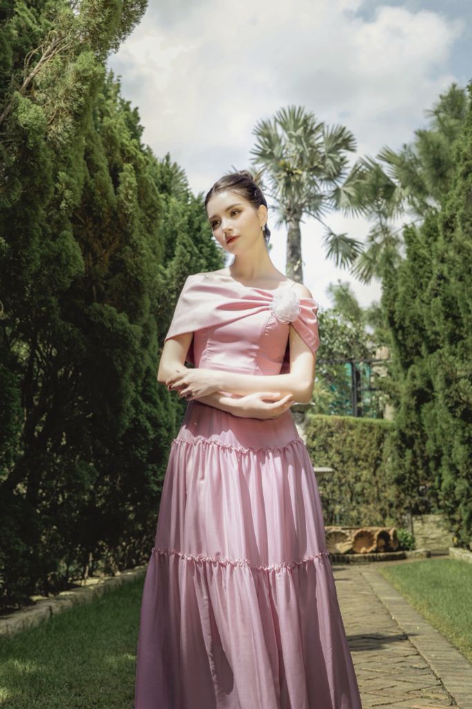 ĐẦM TRỄ VAI XẾP NƠ DÁNG XOÈ ỐC V970