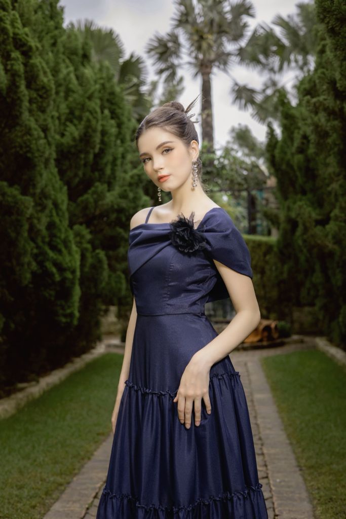 ĐẦM TRỄ VAI XẾP NƠ DÁNG XOÈ ỐC V970