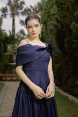 ĐẦM TRỄ VAI XẾP NƠ DÁNG XOÈ ỐC V970