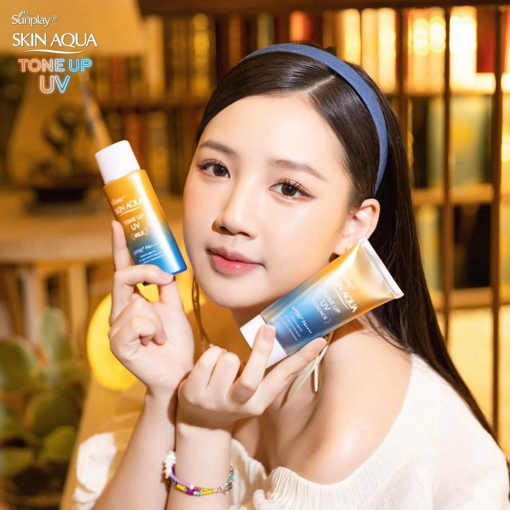 Kem Chống Nắng Sunplay Skin Aqua Tone Up UV Essence SPF50+ PA++++ Hiệu Chỉnh Sắc Da 50gr