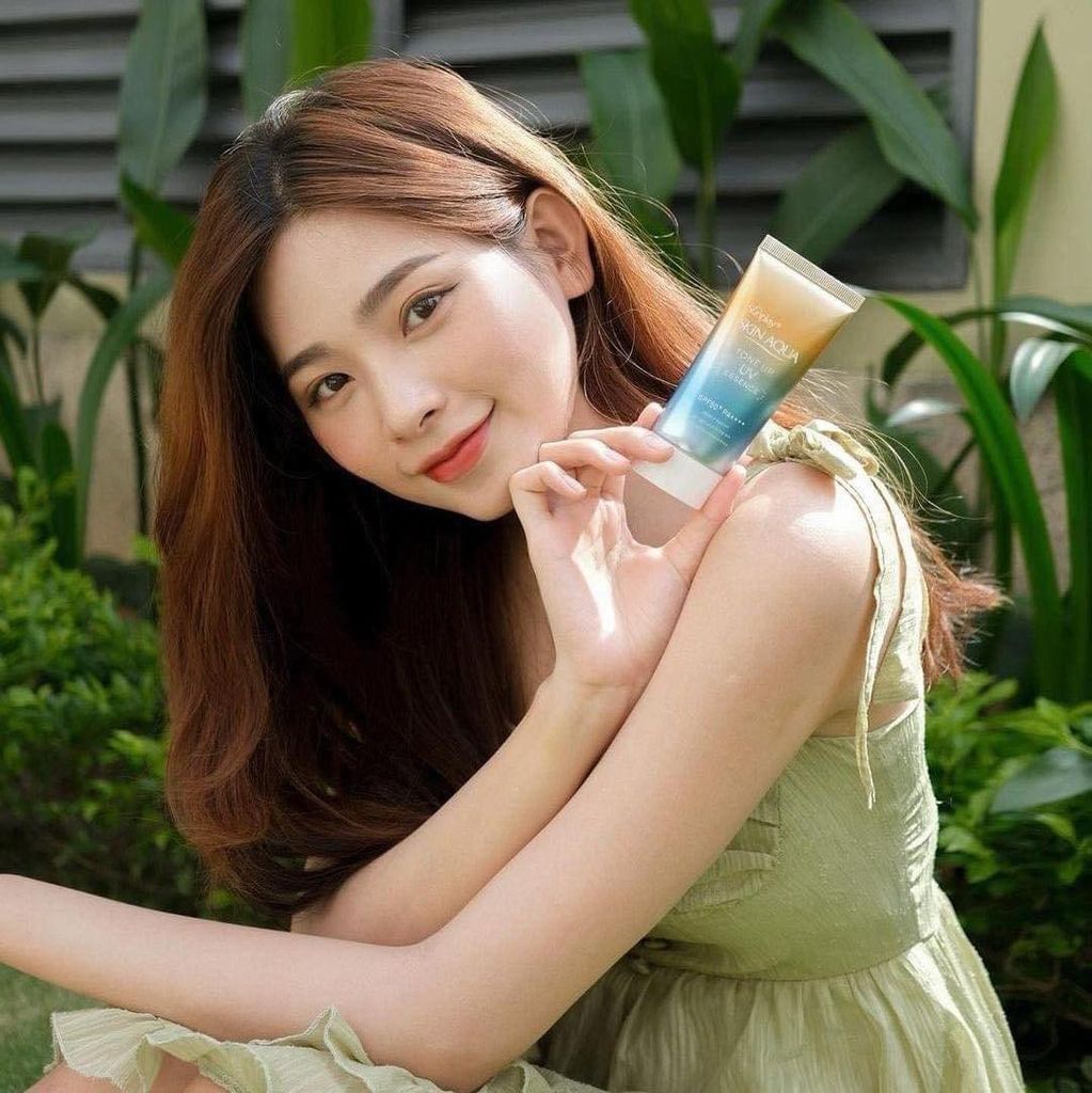 Kem Chống Nắng Sunplay Skin Aqua Tone Up UV Essence SPF50+ PA++++ Hiệu Chỉnh Sắc Da 50gr