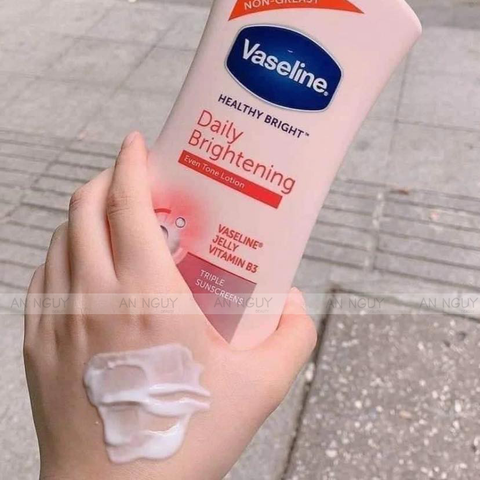 Sữa Dưỡng Thể Vaseline Healthy White UV Lightening Body Lotion 725ml