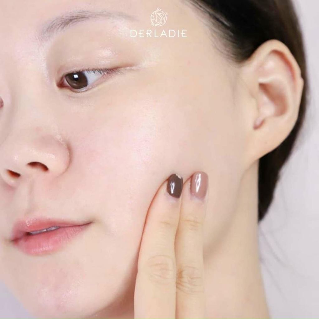 Nước Hoa Hồng Dưỡng Ẩm Derladie Natural Witch Hazel Toner 500ml