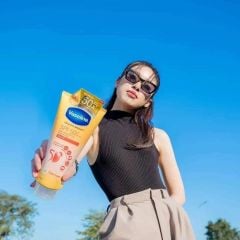 [MUA 1 TẶNG 1] Sữa Chống Nắng Vaseline Daily Protection & Brightening 300ml + Sữa Dưỡng Thể Vaseline Healthy Bright Gluta-Hya 70ml