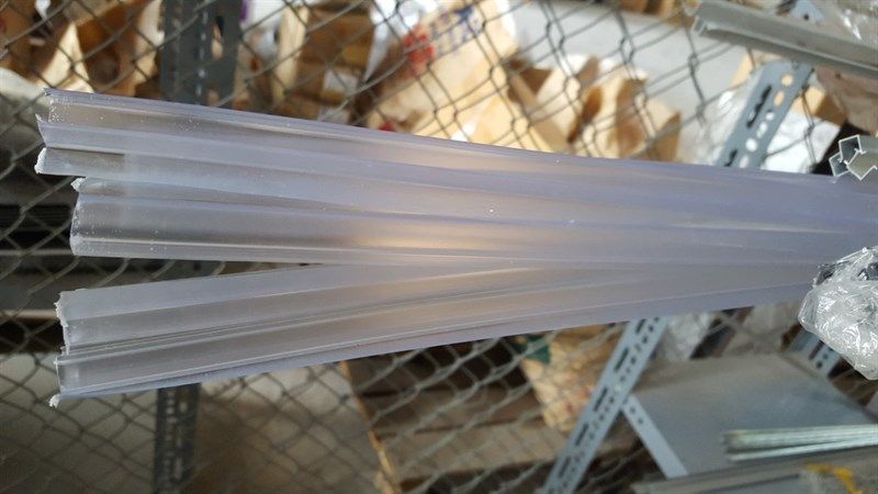 Nẹp nhựa U cửa kính