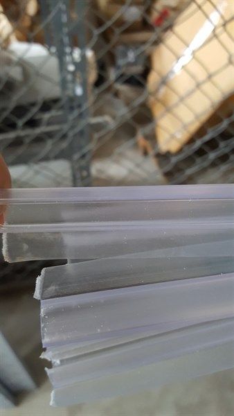 Nẹp nhựa U cửa kính