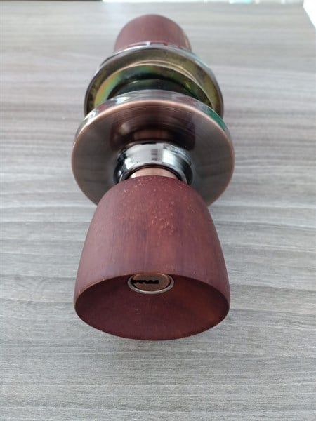 Khóa tay tròn vân gỗ inox mạ PVD – Mã 1510.2.96848 | Vinahardware