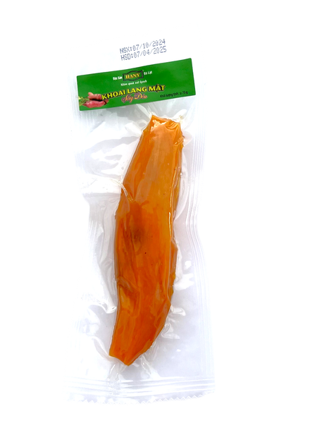 Qiz oz yigitiga videoda minaj beradi. Ular uxlayotgan ayolning yuziga tegishadi.