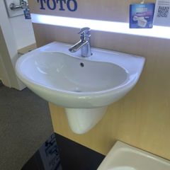 CHẬU LAVABO TRÈO TƯỜNG TOTO LHT240CS CHÂN LỬNG