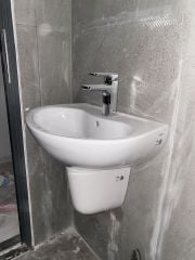 CHẬU LAVABO TRÈO TƯỜNG TOTO LHT240CS CHÂN LỬNG