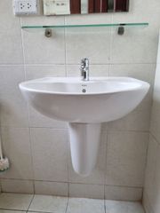 CHẬU LAVABO TRÈO TƯỜNG TOTO LHT236CS CHÂN LỬNG