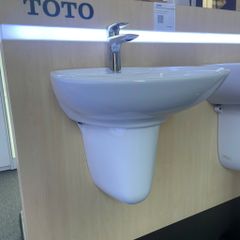 CHẬU LAVABO TRÈO TƯỜNG TOTO LHT300CR CHÂN LỬNG