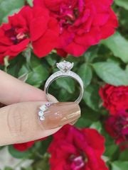 Nhẫn Bạc Nữ 4 Chấu Viền Đ.á Viên Chủ Moissanite 7Li (freesize) - GBJ54122 - Gia Bảo Jewelry (Có Xi Kim)