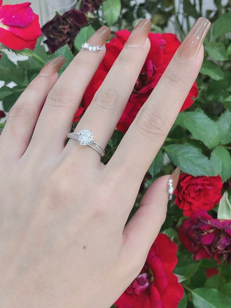 Nhẫn Bạc Nữ 4 Chấu Viền Đ.á Viên Chủ Moissanite 7Li (freesize) - GBJ54122 - Gia Bảo Jewelry (Có Xi Kim)