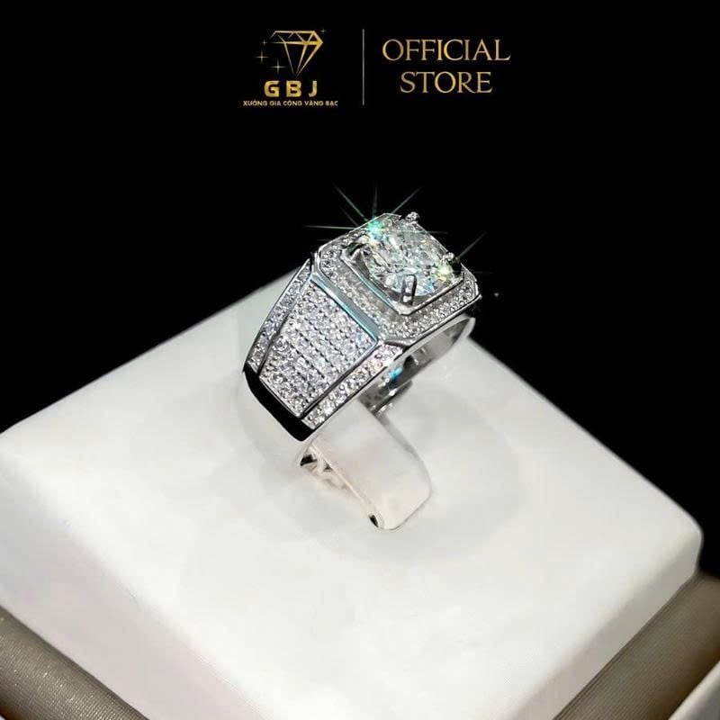 Nhẫn Bạc Nam Tính 008 Viên Chủ Moissanite 7Li2 (Freesize) Thiết Kế Sang Trọng, Mạnh Mẽ, Dành Cho Nam - Gia Bao Jewelry - GBJ56369