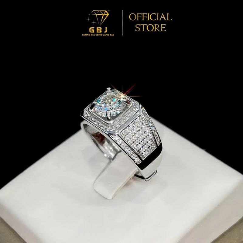 Nhẫn Bạc Nam Tính 008 Viên Chủ Moissanite 7Li2 (Freesize) Thiết Kế Sang Trọng, Mạnh Mẽ, Dành Cho Nam - Gia Bao Jewelry - GBJ56369