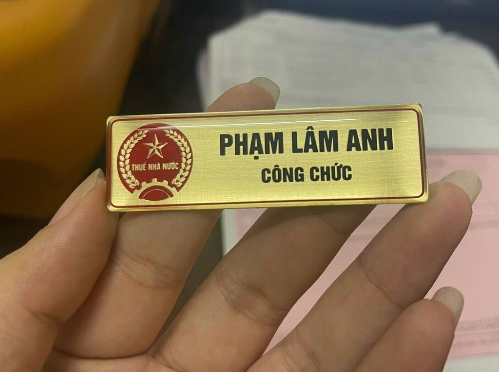 Thẻ tên nhân viên cài áo