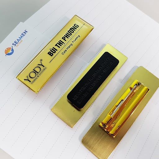 Thẻ tên nhân viên cài áo