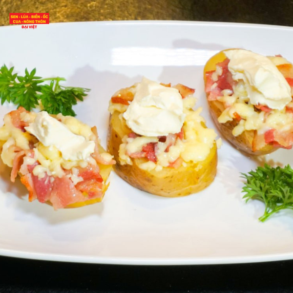  Baked Potato With Bacon, Cheese & Sour Cream 
