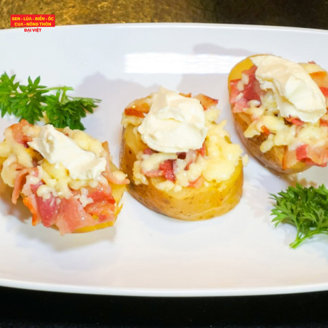  Baked Potato With Bacon, Cheese & Sour Cream 