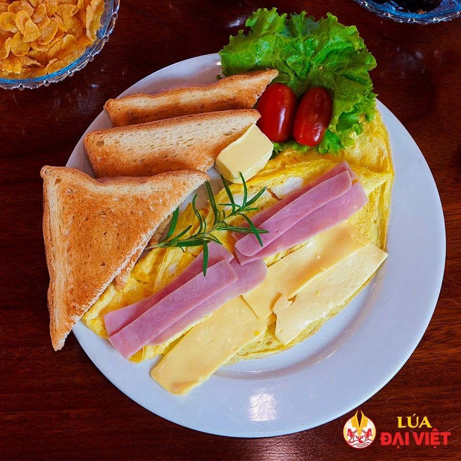  Ham & Cheese Omelette 