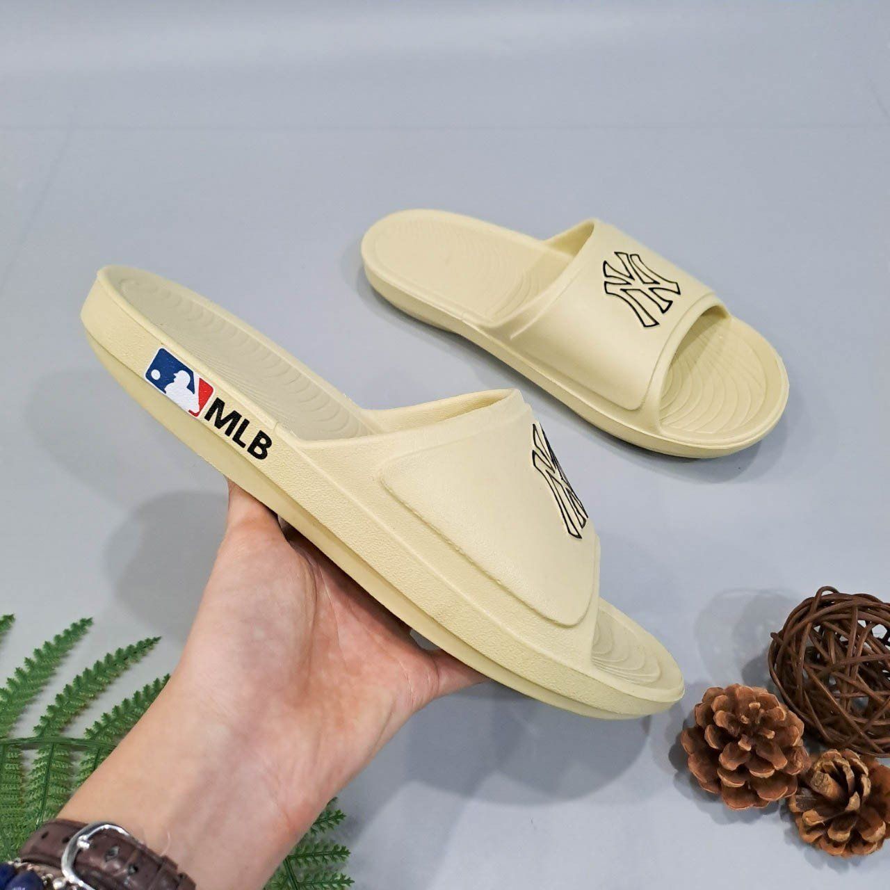  Dép quai ngang MLB nữ đúc nguyên khối 