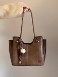  Túi Chio tote size 30 tặng charm kem bông vintage 