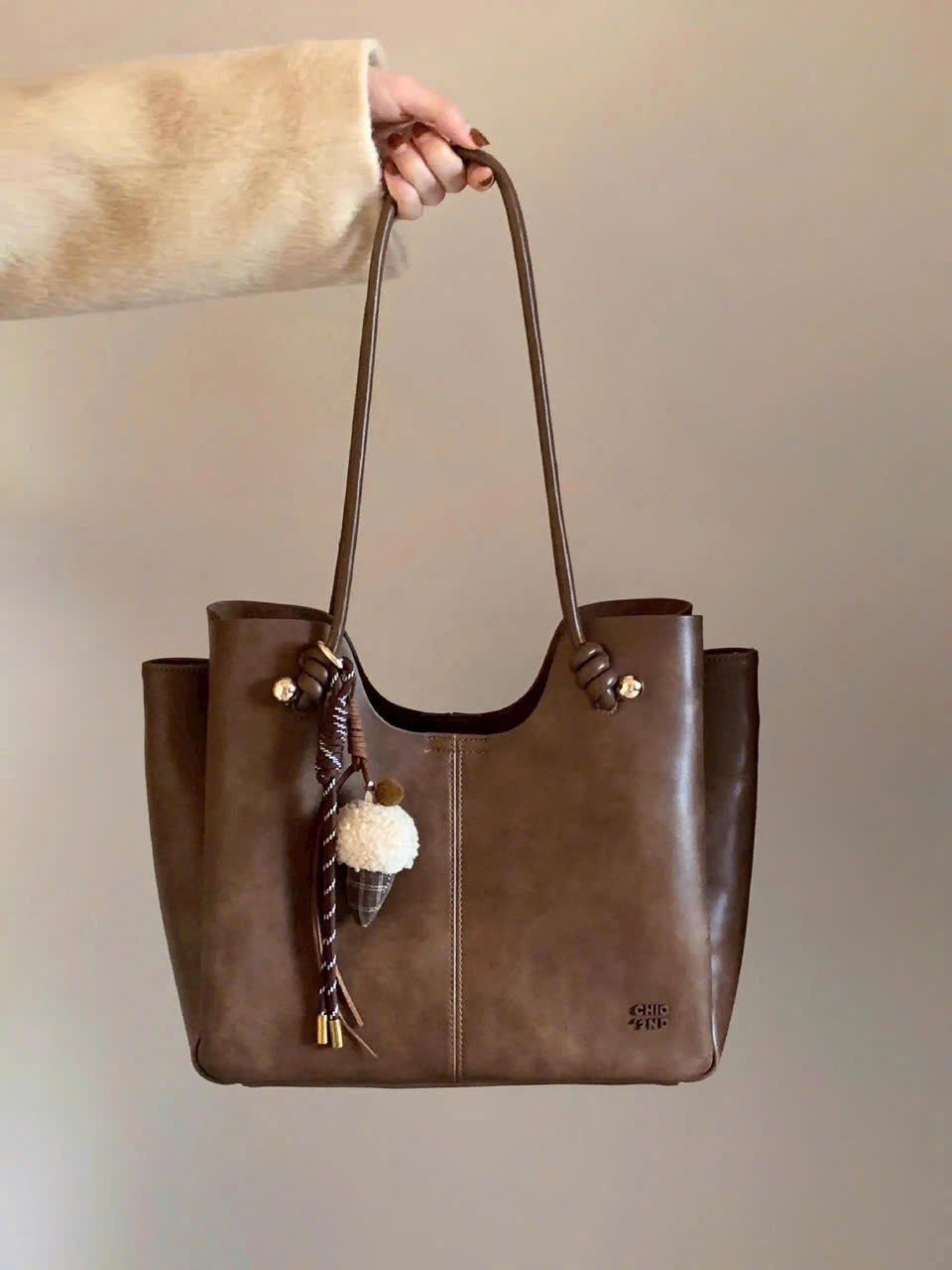  Túi Chio tote size 30 tặng charm kem bông vintage 