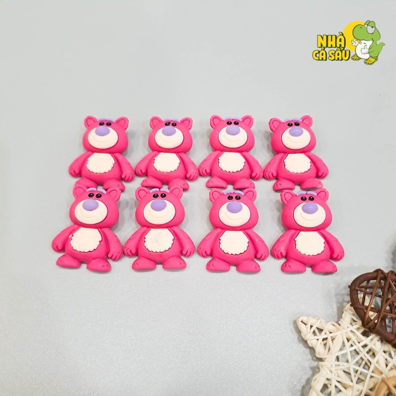  Jibbitz charm sticker đá hình gấu dâu hồng, gấu lotso gắn trang trí dép sục cross 
