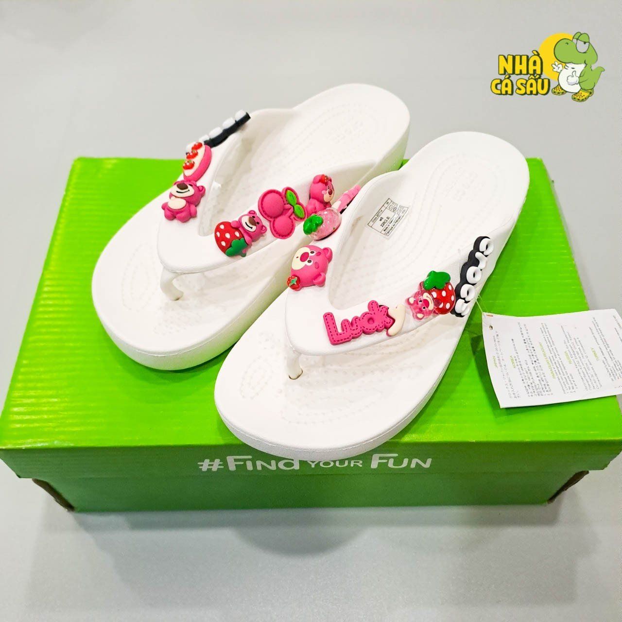 Jibbitz charm sticker đá hình gấu dâu hồng, gấu lotso gắn trang trí dép sục cross 